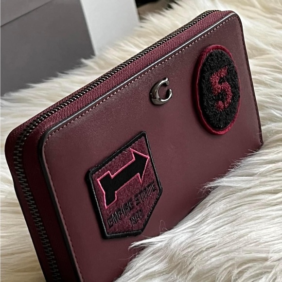 💰SOLD - CG176 - Coach Accordion Zip Wallet with Varsity Patches - Picture 2 of 11